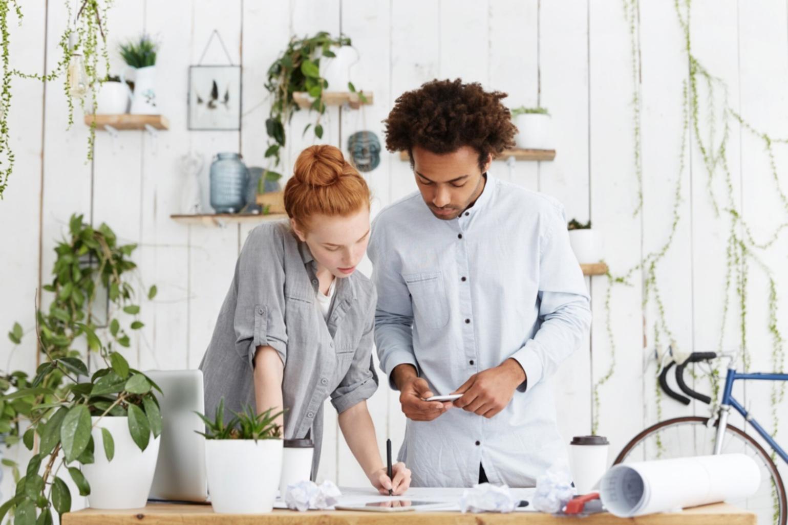 Kooperative Finanzberatung im modernen Büro
